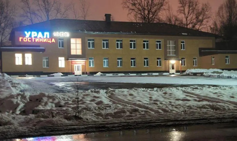 Гостиница «Урал» в Губахе, вид с федеральной трассы
